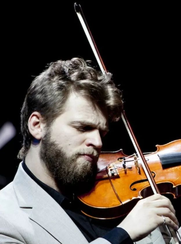 弦乐导师麦克·布洛克(大提琴),科林·雅各布森(小提琴),约翰尼·甘道