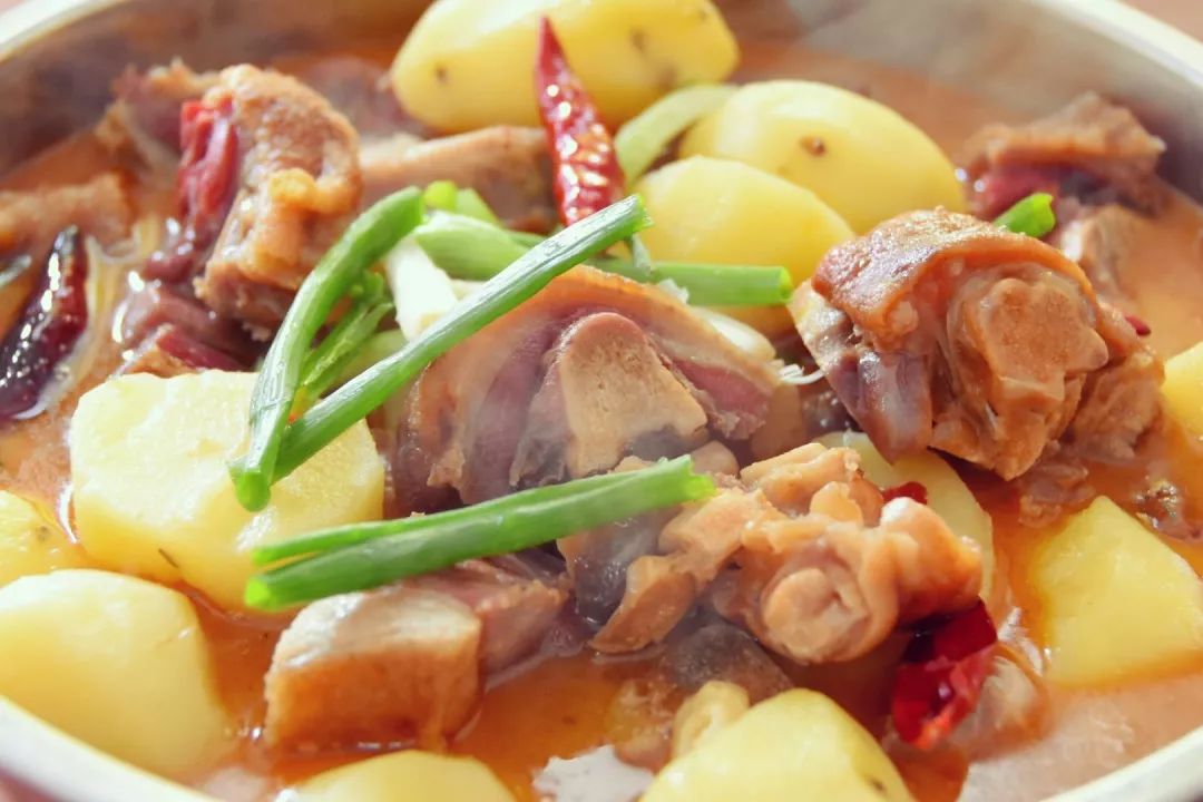 还可以炖腊猪蹄还可以腊肉炒土豆片当然恩施土豆除了炕着吃特别的好吃
