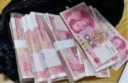 派出所的民警清点后里面装有五万元现金,正当民警想着