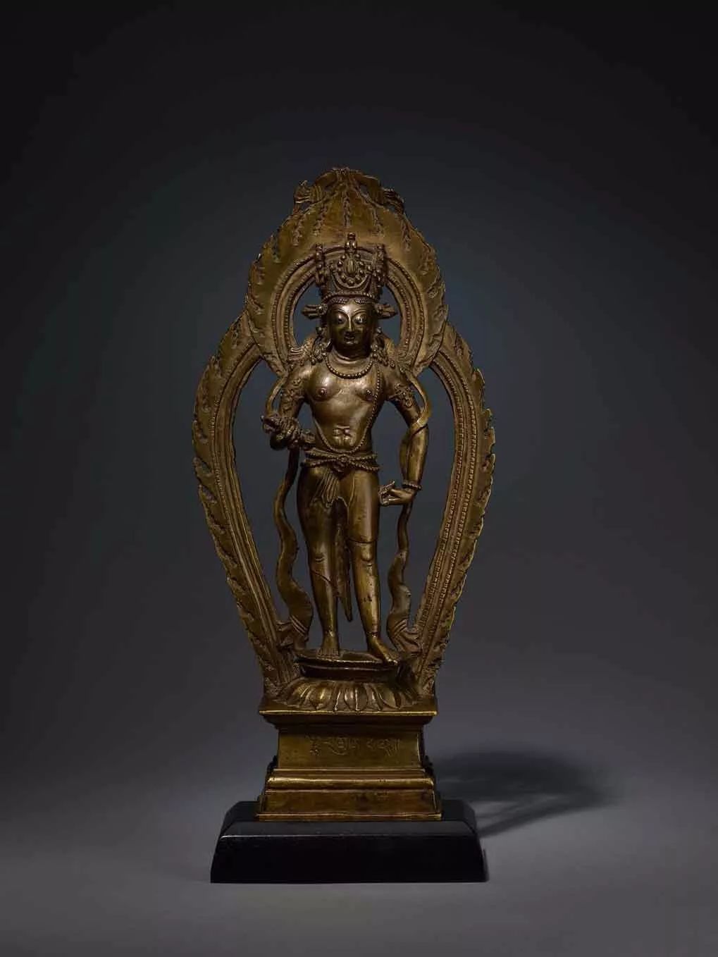 莲台上层刻成莲蓬形式,下层莲瓣平展,直接着地.