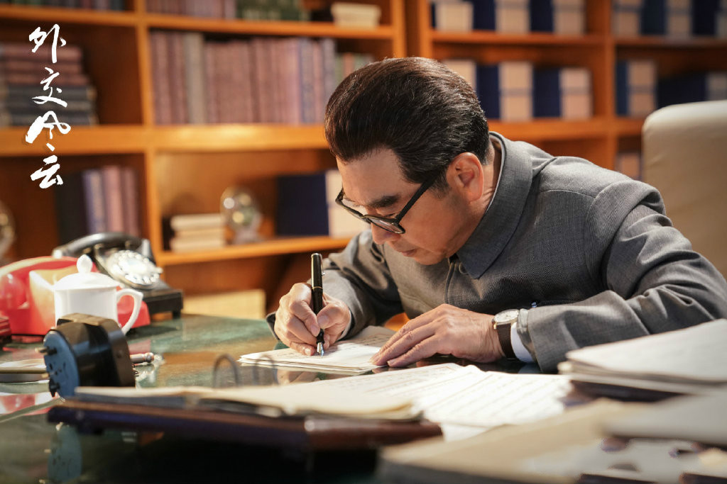 外交风云首播收视夺冠外交故事跌宕起伏唐国强不愧老戏骨