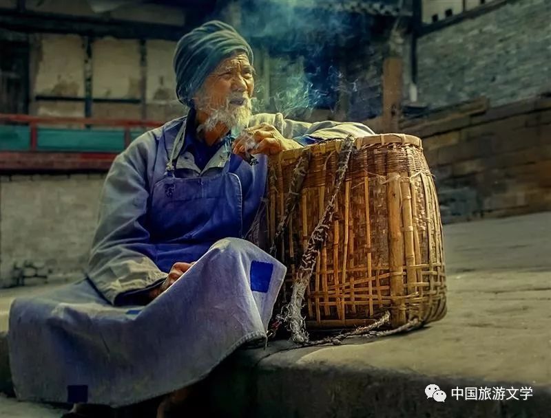 【贵阳背篼】拖着一身坚硬如铁的骨头背负着一家人的期望和目光登上了