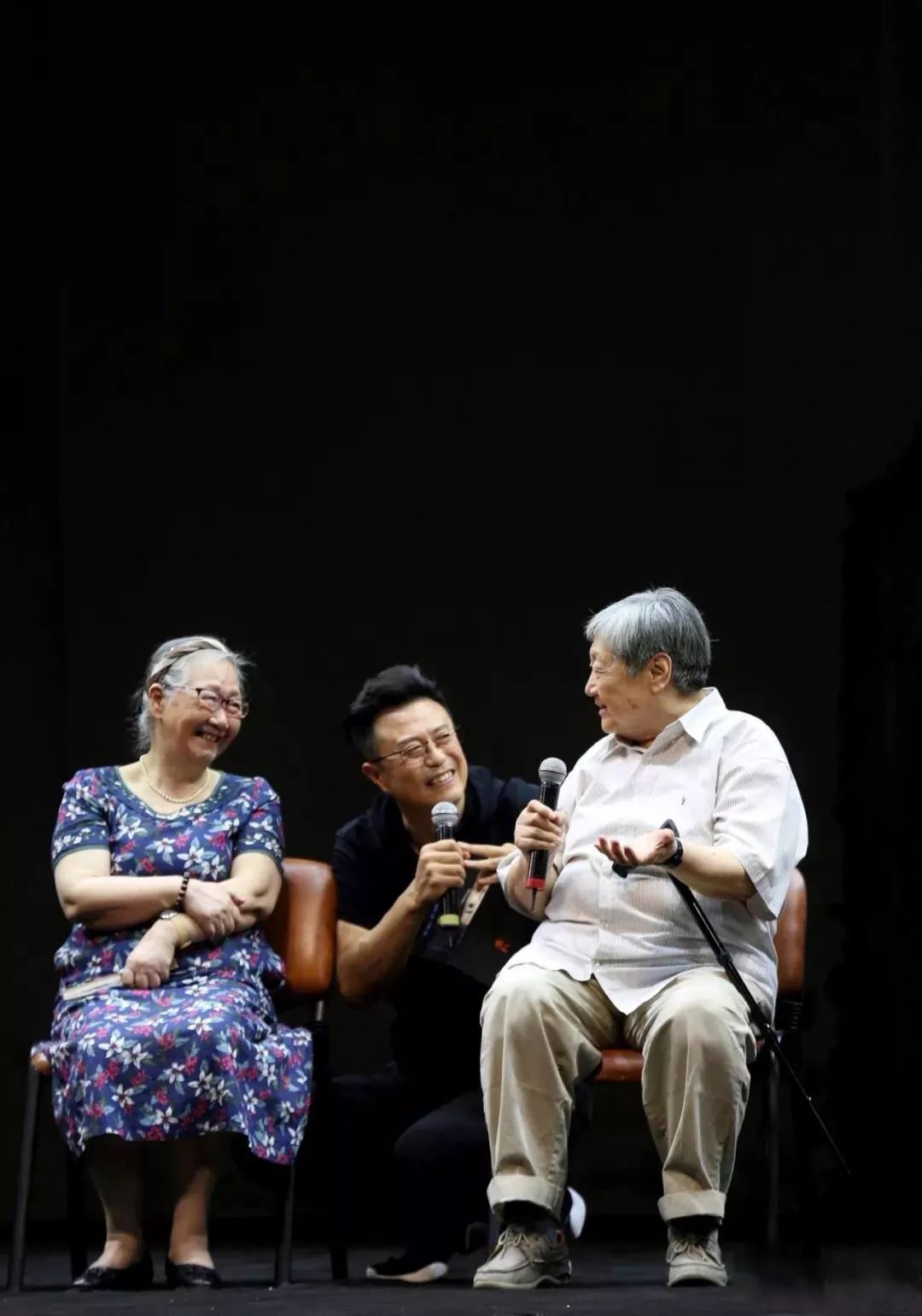 总导演——曹其敬谢涛创作的原创剧目《于成龙》的著名剧作家 徐棻(左