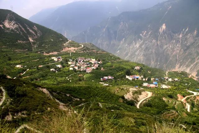 独特的地理环境茂县海拔相对高度1500～2500米.