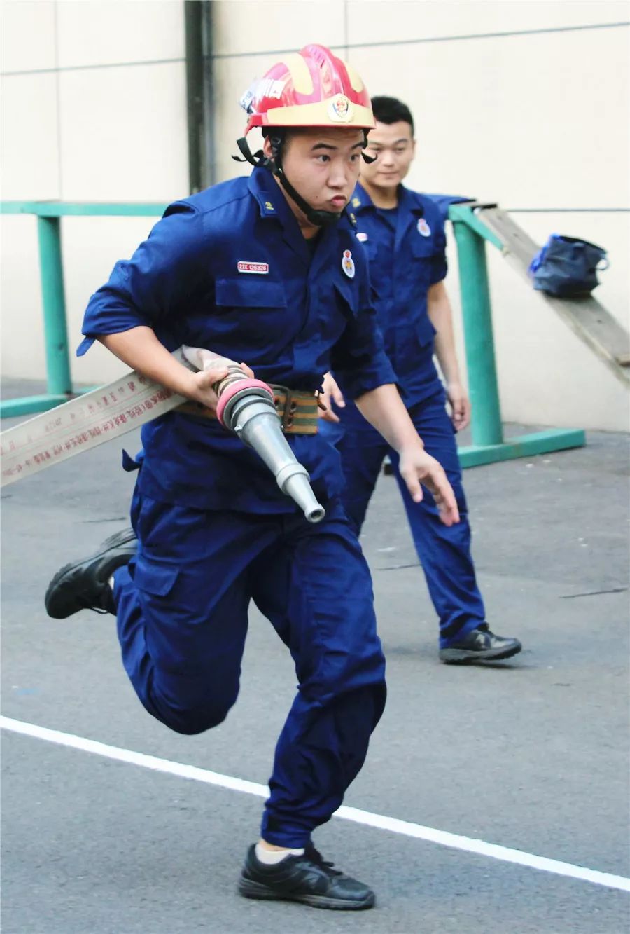 自贡支队金水枪杯系列比武之消防员竞赛