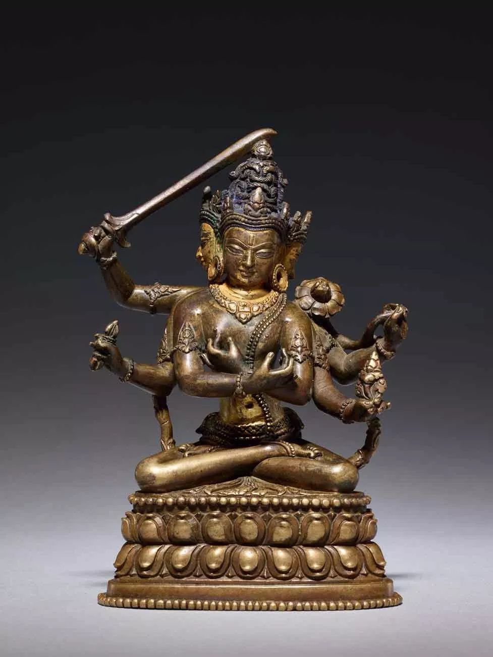 5厘米文殊金刚三面六臂,头戴三叶冠,发髻高耸,上饰火焰摩尼宝珠.