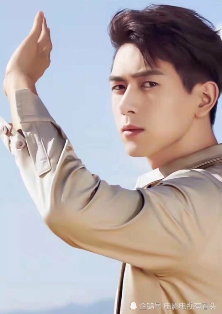 李现新广告代言上线,沙漠拍摄大片,举手投足都是帅气