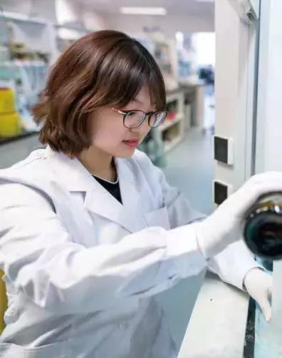 觉得非常自豪",尼克边说边拍了一下沙发,让李姗坐在他和傅向东的中间