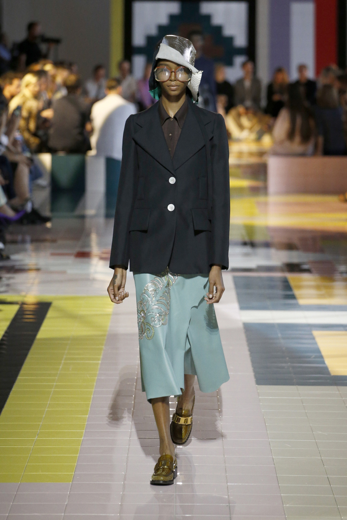 prada普拉达2020春夏女装大秀显瘦纽扣西装穿出帅气时尚范