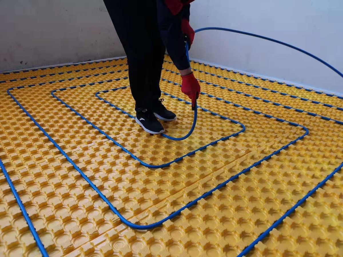 铺地暖管5, 测试水压:测试水压的作用,只要是为了保证盘管在铺设完成