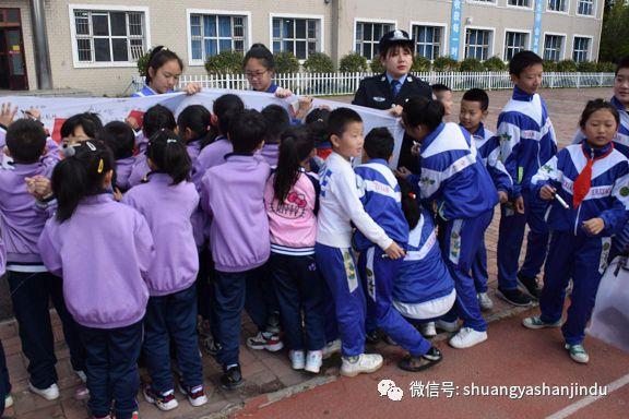 双鸭山市集贤县禁毒办深入第二小学开展禁毒宣誓签名活动