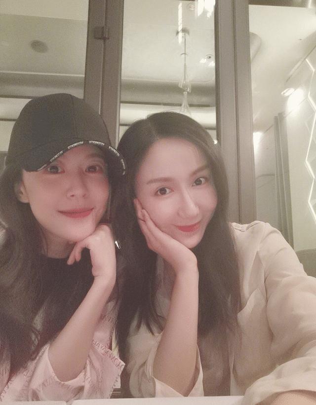 18日晚上,胡一菲饰演者微博晒与李金铭一起自拍的合照.