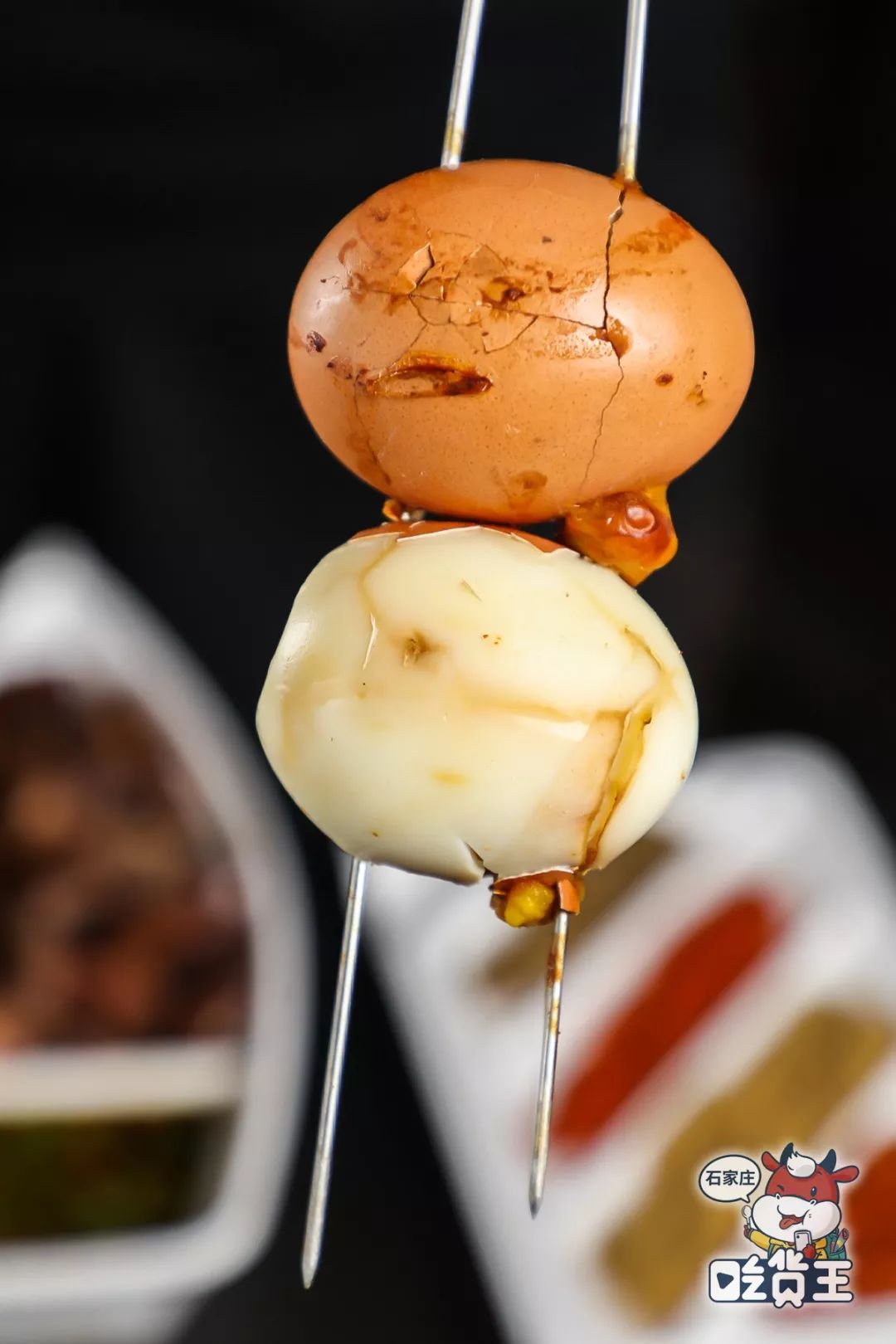 千万别小看这个烤鸡蛋,鸡蛋在生的时候就要用签子穿好,一个不小心鸡蛋