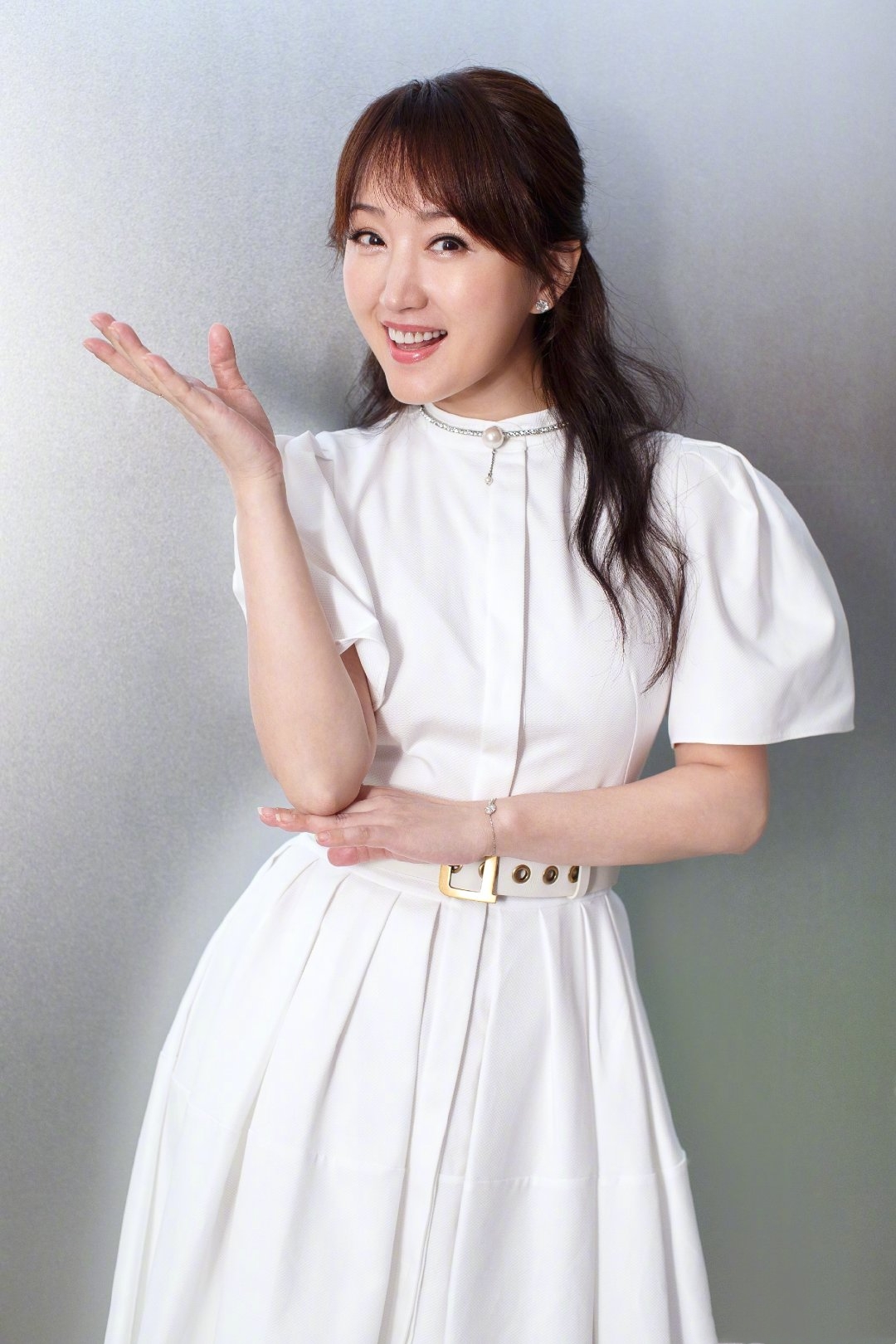 杨钰莹这次太美,扎甜美公主头穿白裙,不硬凹造型48岁也有少女感