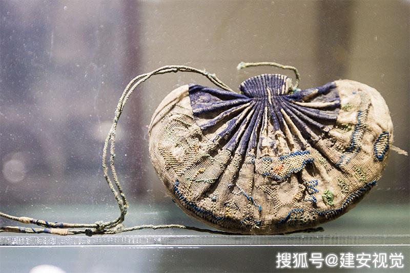 原创腰缠万贯出门古人钱包存放钱财首饰外还有驱虫防病辟邪求安的功效