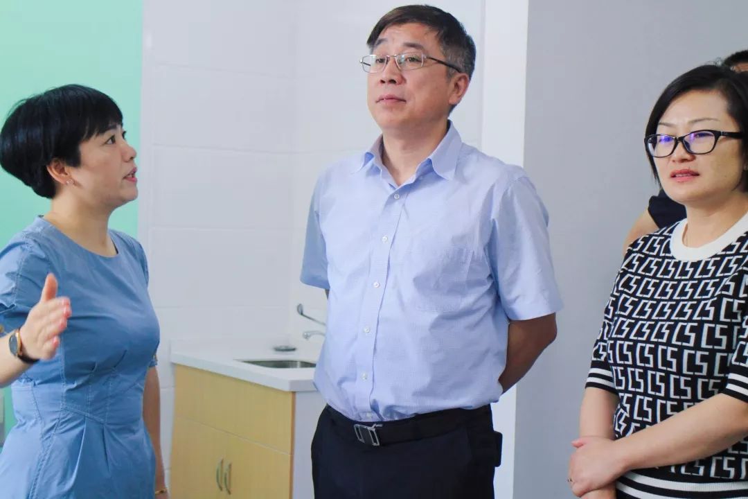 乡村振兴副区长王凌宇视察金泽镇莲湖村卫生室