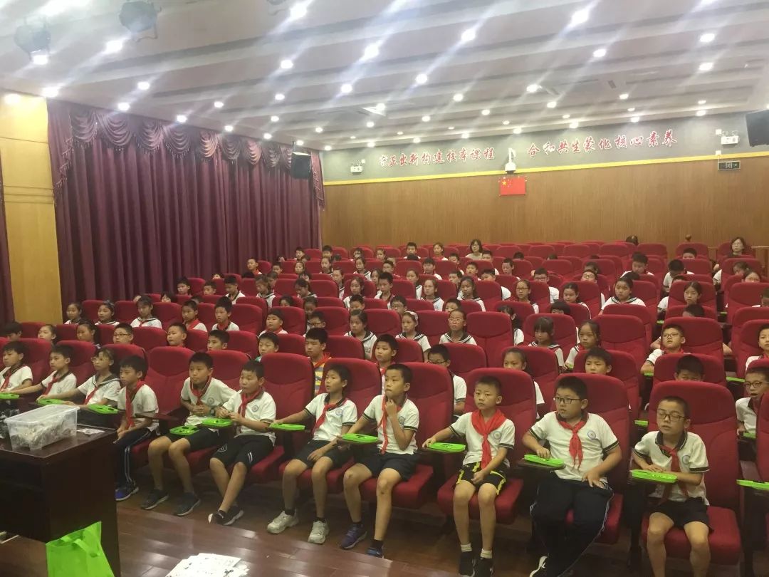 科技创新华高小学学子参与飞驰少年未来行活动