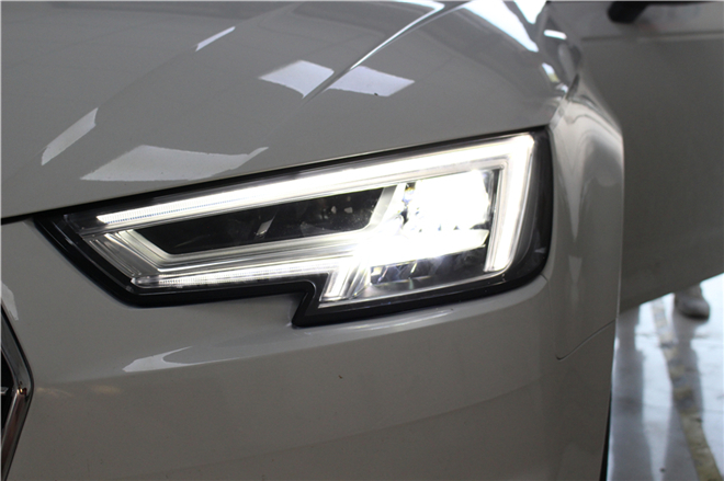 但是不是所有奥迪车灯都是非常牛逼的,常见的奥迪a4老款低配就是普通