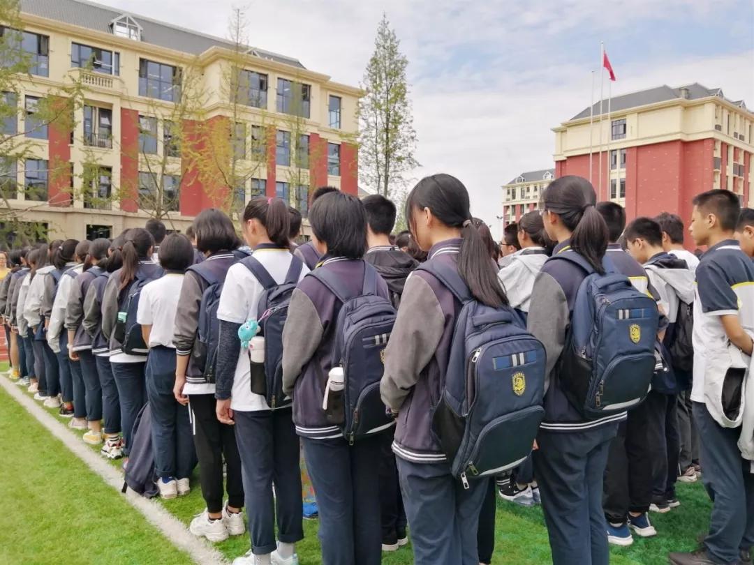 "快看,那个同学顶着被子就出来了!"博骏学校逃生演练正式开始