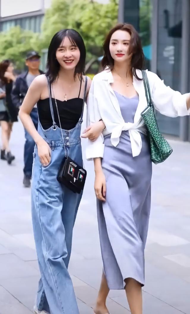 原创闺蜜逛街比美一个像夏天一个像秋天网友成年人才不选