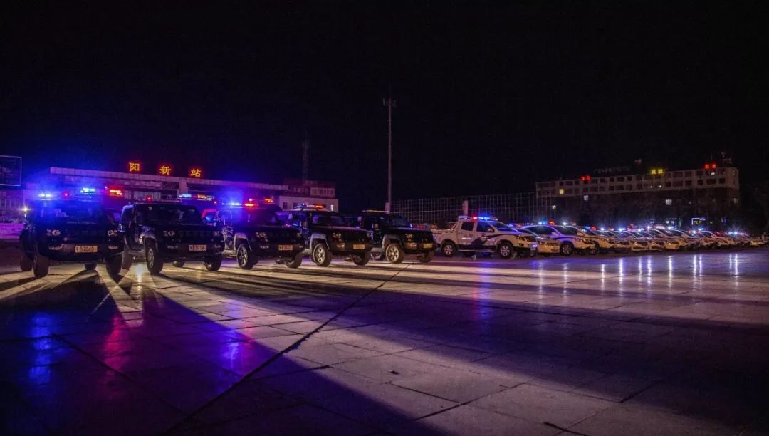 大冶北站广场,阳新火车站广场等地,整齐停放着一辆辆警灯闪烁的警车