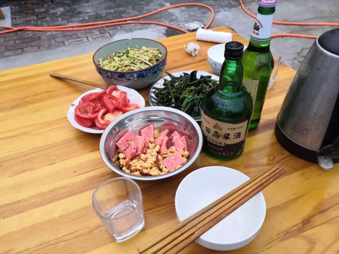 一桌可口下酒菜 加上山西高粱酒 两个字得劲儿.