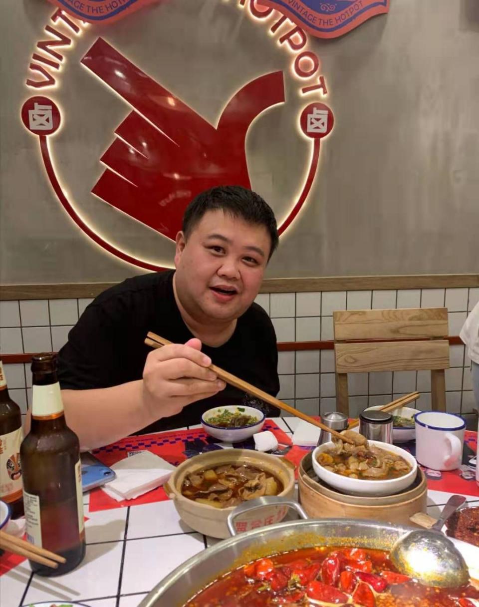 叶一茜带着田亮孙越打卡火锅店合影惊现炫富姐小米渣江钰婷