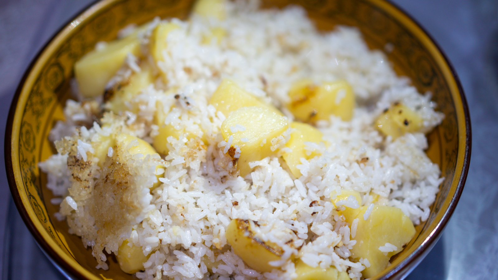 我认识的恩施小妹说,这是一碗失败的洋芋饭,油放少了,没有锅巴,太失败