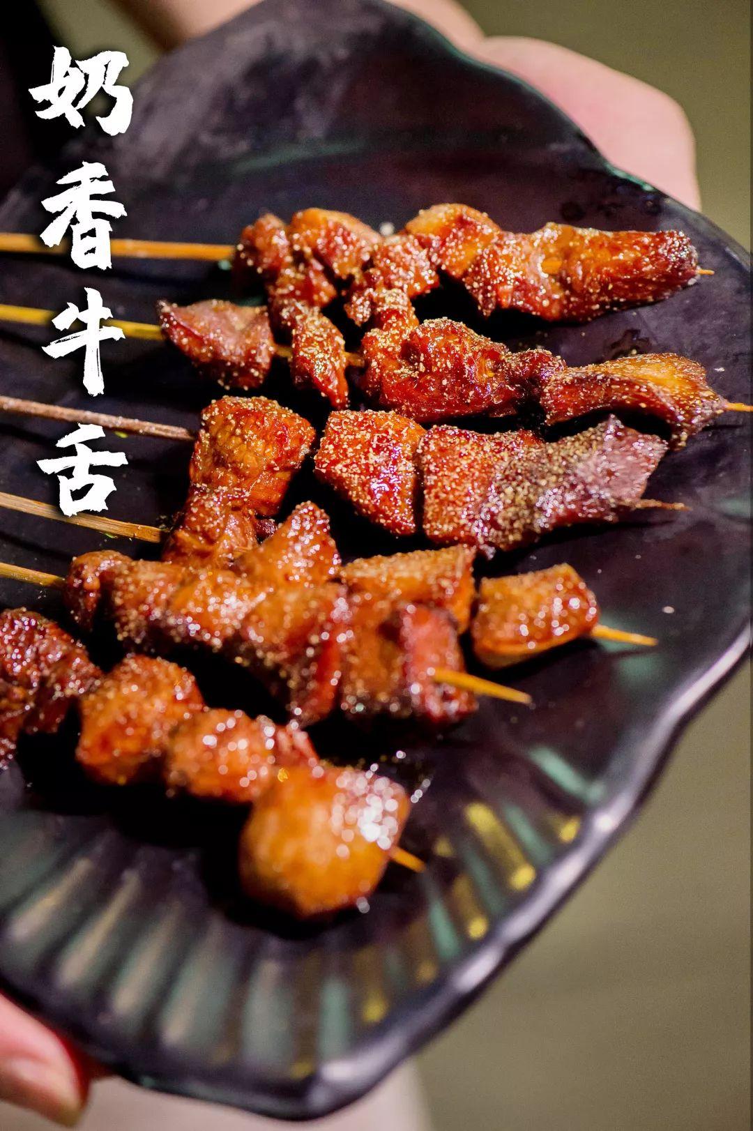 路边烧烤档,卖一道霸屏肉串,凌晨1点才热闹_炭烧