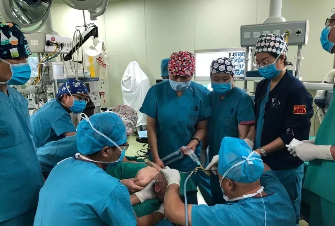 赤峰一岁儿童命悬一线,医生展开生死救援.