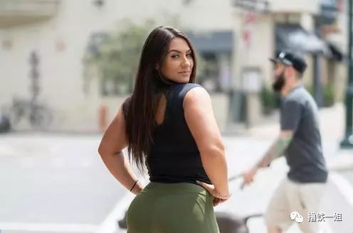 关晓彤造型暴露妈妈臂瞪镜头全程臭脸和宣美同框竟谁都没赢