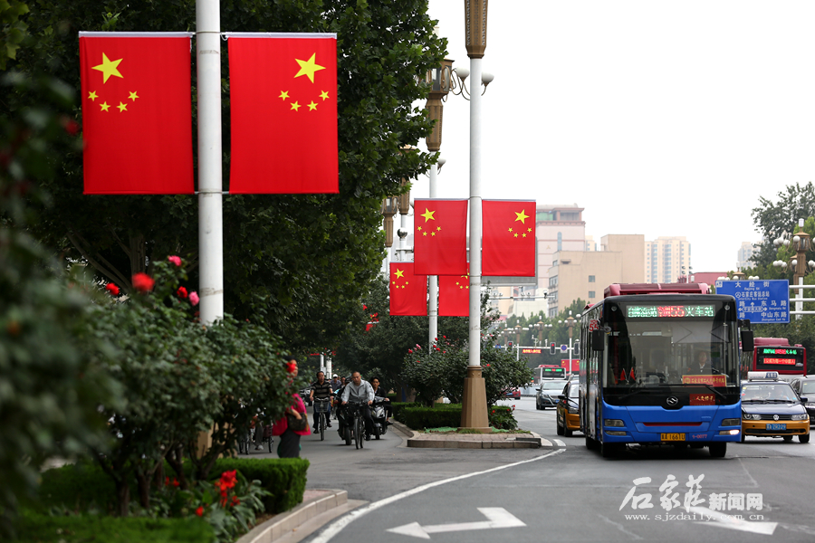 悬挂国旗迎国庆,石家庄街头洋溢"中国红"_五星红旗