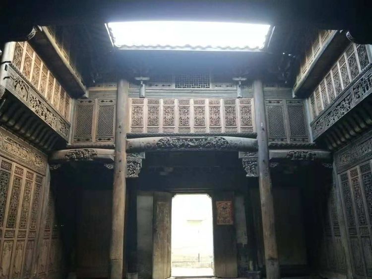 此宅平面呈"凹"字型,依次有天井,东西厢廊,正厅及东西厢房.