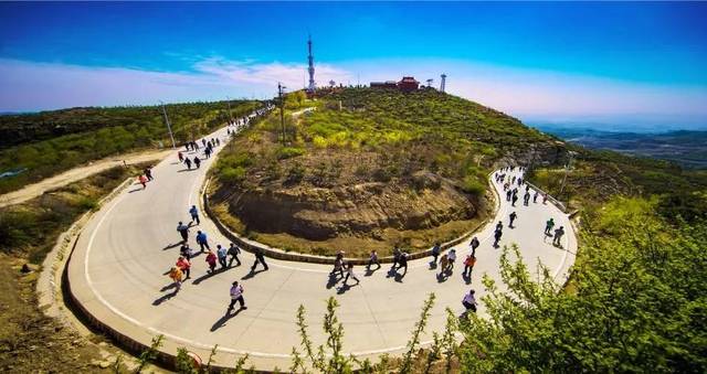 刘备山峰峦如聚景迷人忠义文化沁心脾