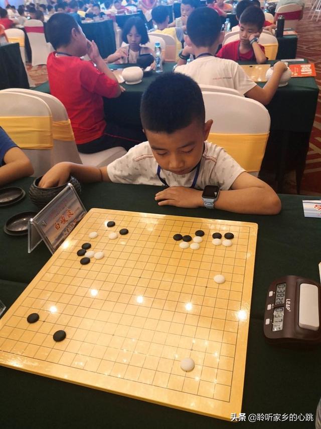 太原小神童在比赛现场,沉着应战,越赛越猛.