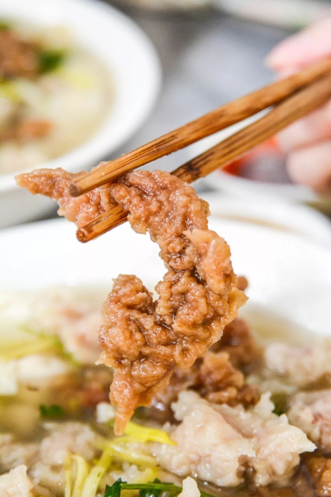 在饥肠辘辘的早晨,一碗粉鸡汤,一张大饼蘸酱豆,熟