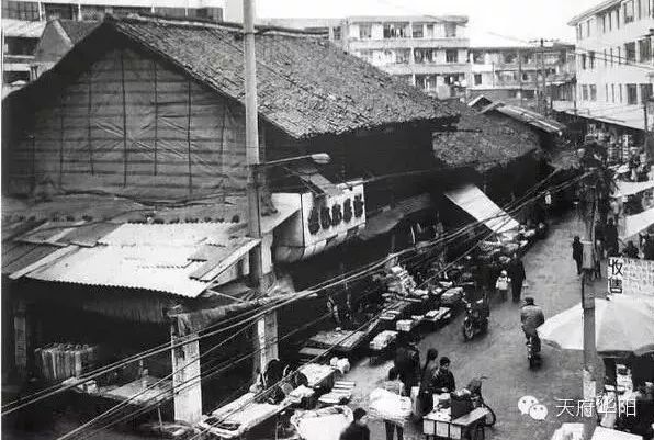 1978年,改革开放,下河坝老街口出现商业.