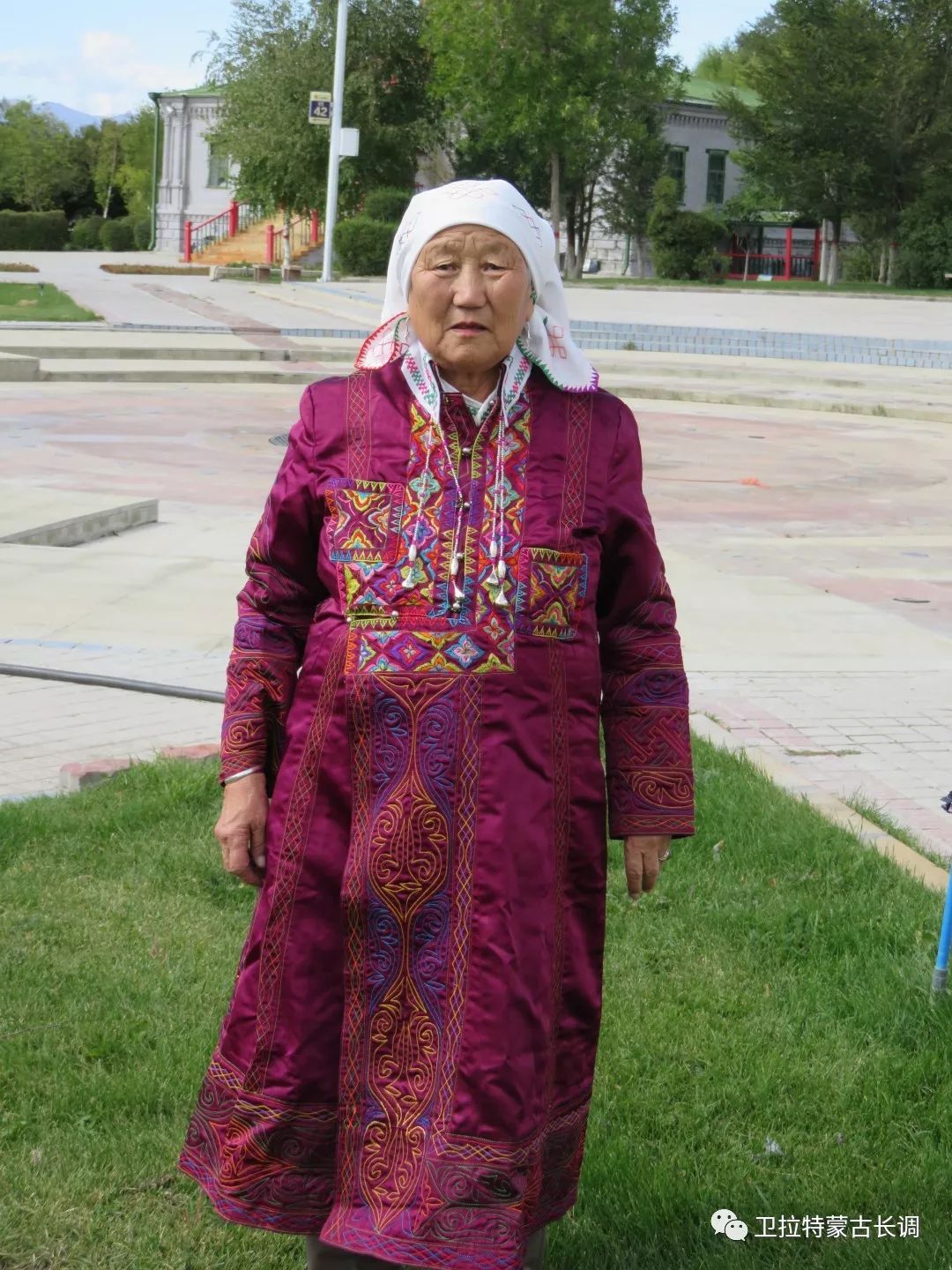 甚至不同地区的土尔扈特人的服饰也大不相同.