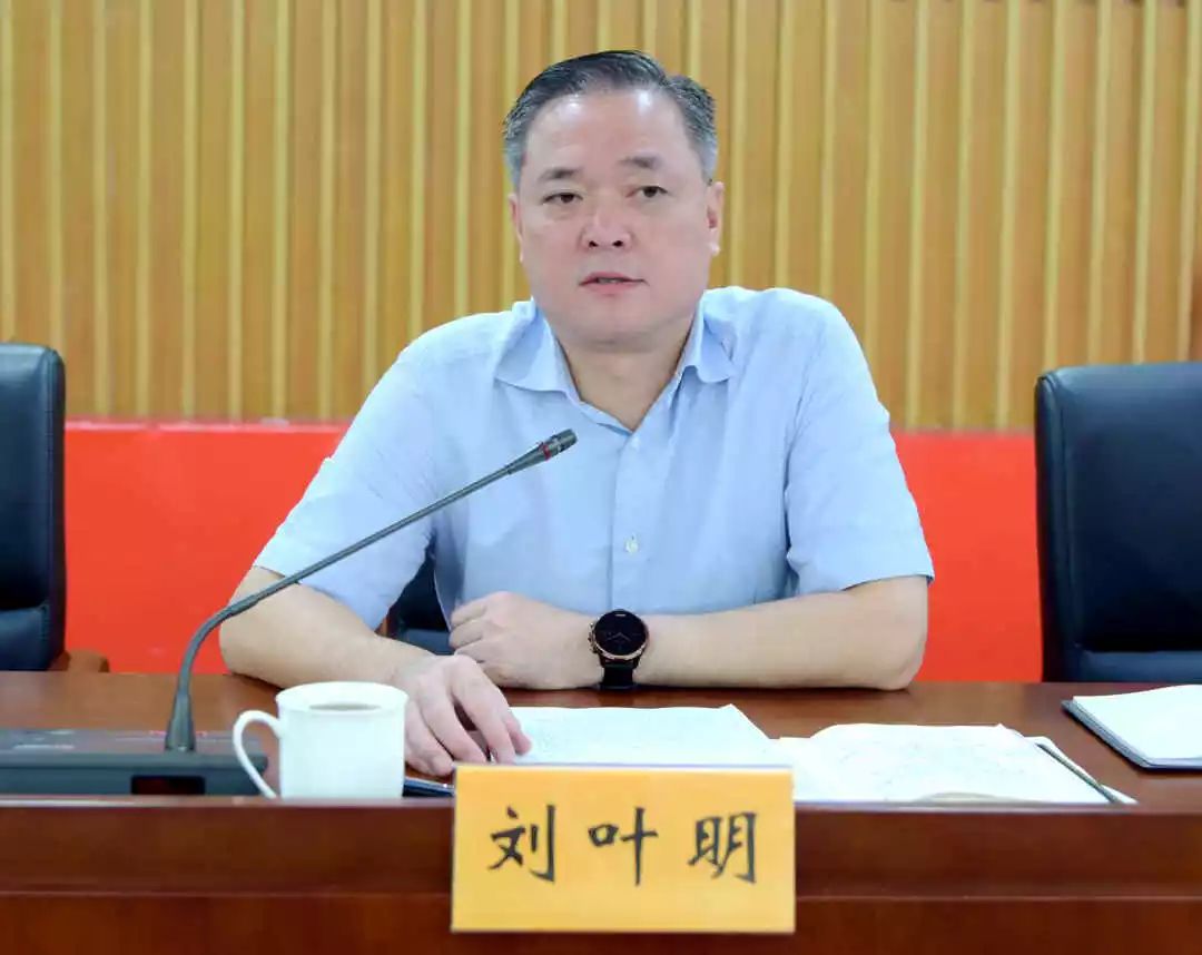 镇党委书记刘叶明指出开展村级集体资产集中经营管理