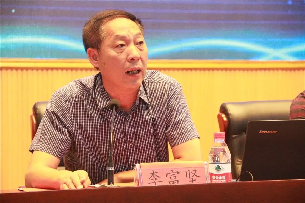 专家讲座三项议程,由区教育教学发展中心stem兼职教研员胡志林主持