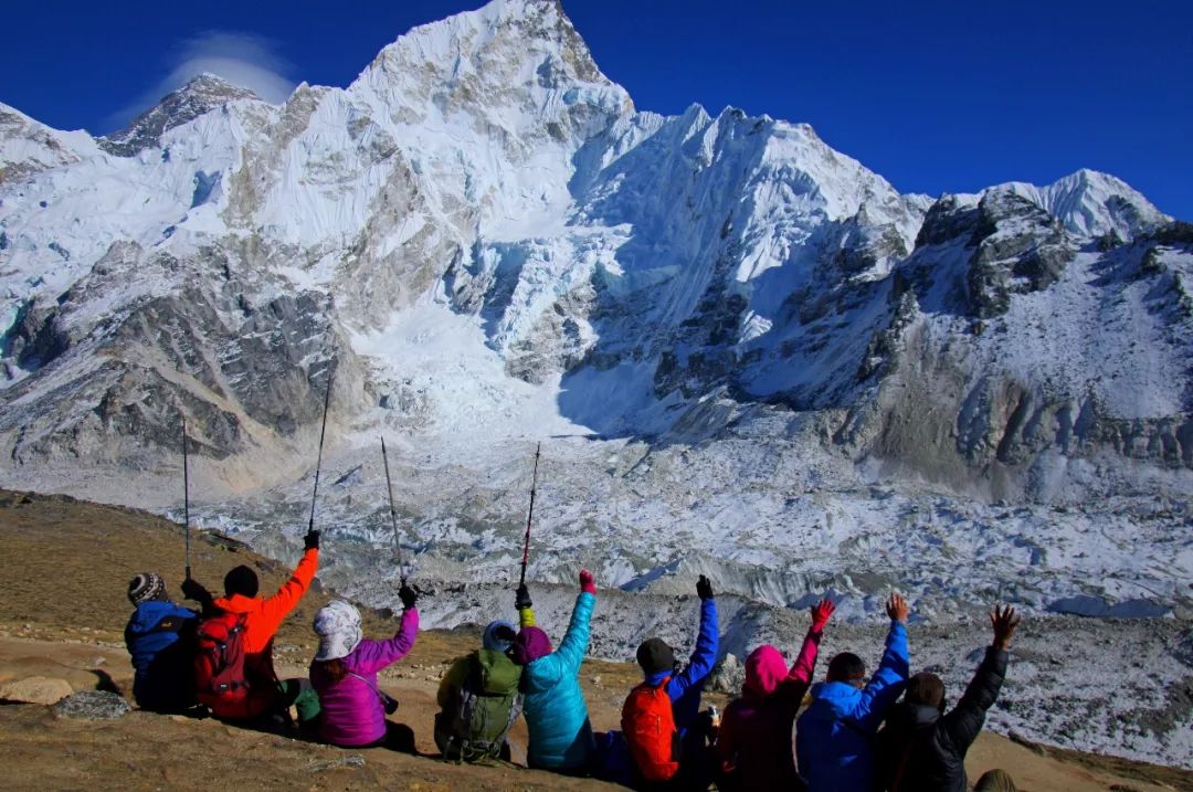 通常我们选择早起前往kalapathar观看珠穆朗玛峰日出,经过2个小时的