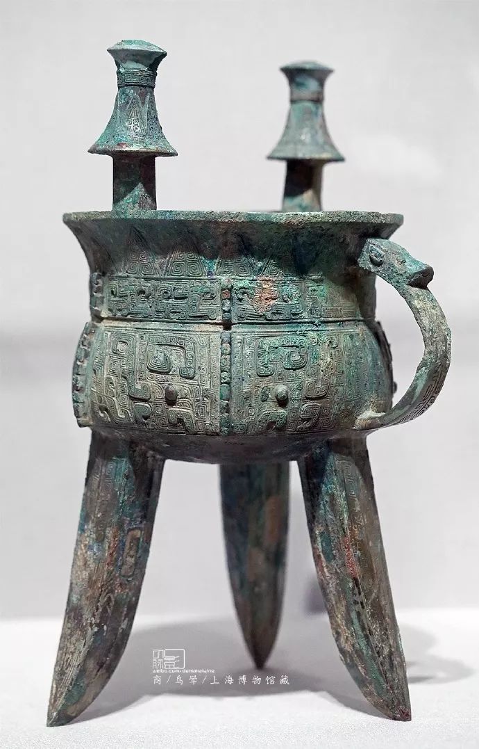 口大,有三足,鋬,多为青铜所制,形似爵,但比爵大.