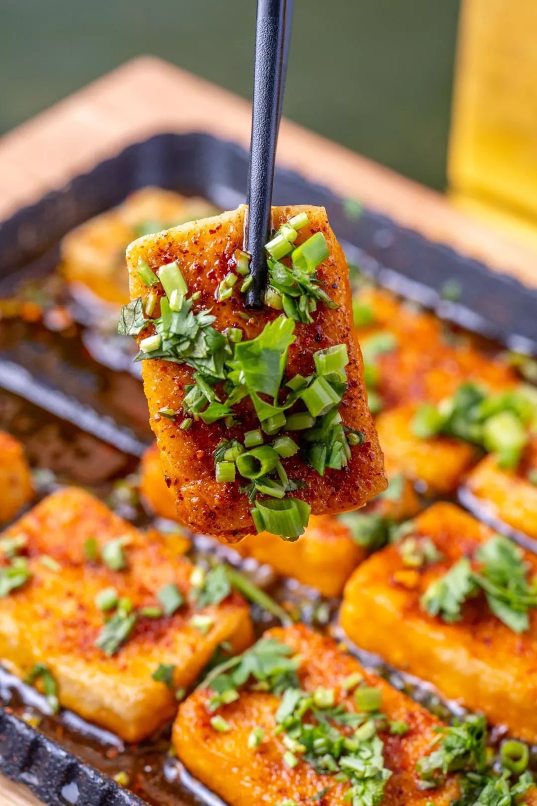 表面撒了一些洋小葱和香菜点缀看着更是增进食欲对了~ 这款包浆豆腐