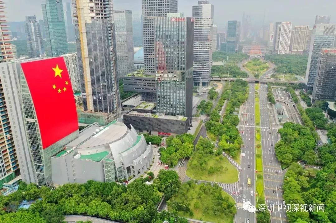 广电大厦楼宇立面上亮相9月14日,一面巨幅国旗迎风飘扬,鲜艳夺目深圳