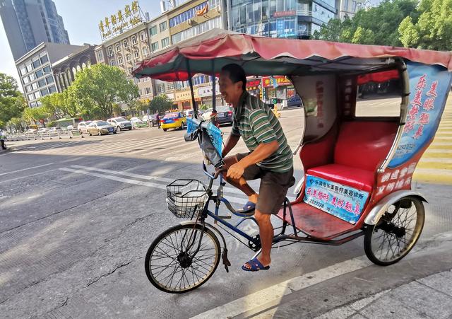 点赞乐清:宽容城市里不守规矩的骑行人,一天可赚200元,但累啊_三轮车