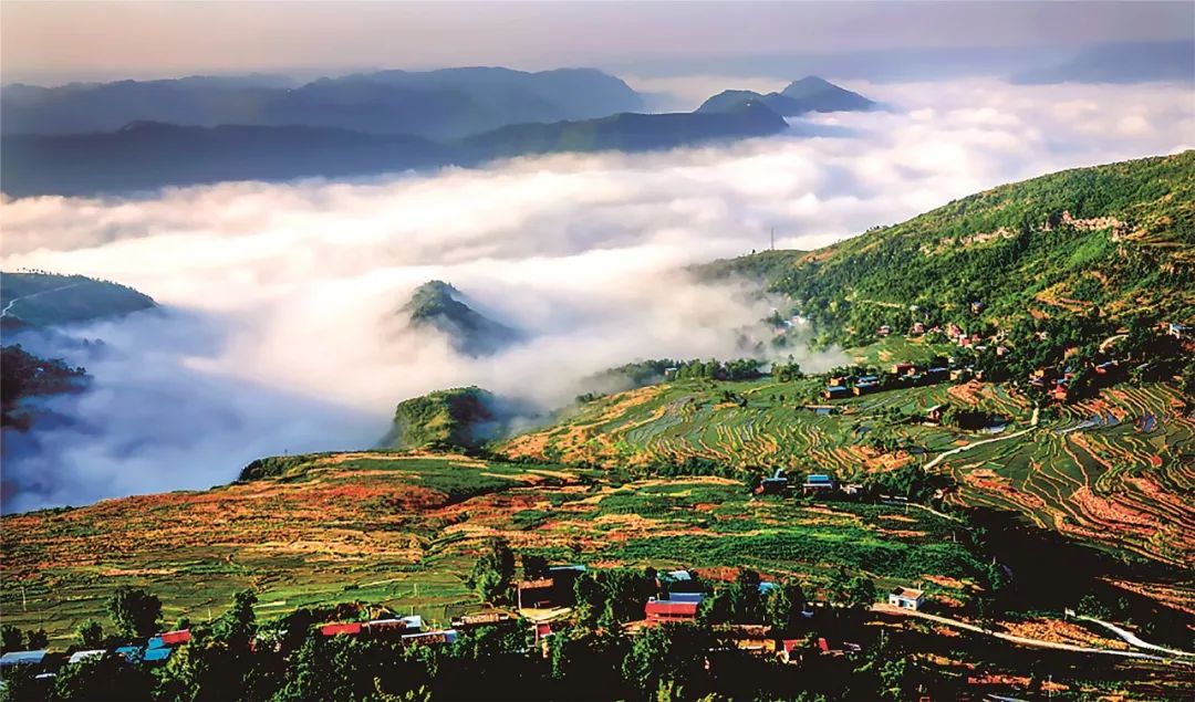 圖源 | 梁平旅遊 攝影by于斌04金帶鎮霧也很大方地靠近你朦朦朧朧,給