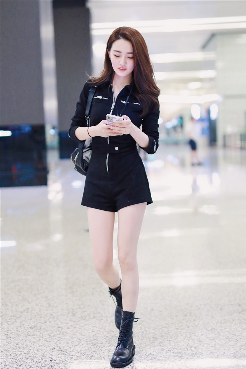 女演员徐璐酷美工装甜酷机场写真