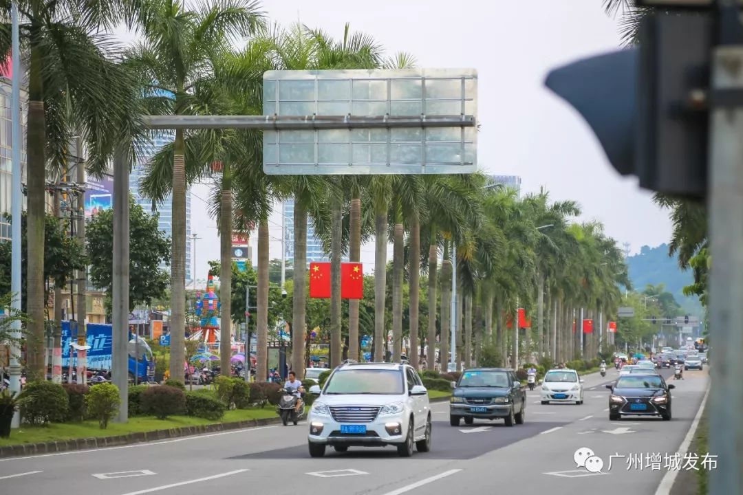 五星紅旗迎風飄揚增城街頭隨處可見中國紅