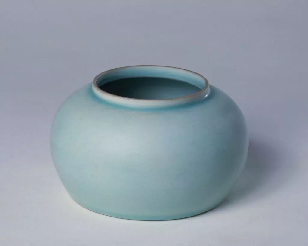 明永乐翠青釉罐,现藏故宫博物院汝窑的冰裂纹是莹润的天青色上偶然的
