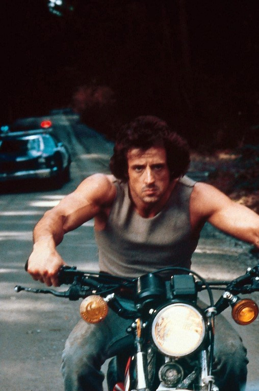 73岁史泰龙现身新电影《第一滴血5》首映礼,双眼有神,身材健硕